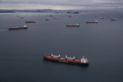 Panamá.- Un grupo de buques esperan cruzar en el Canal.