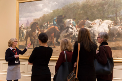 Exhibición. Un grupo de personas recorre una de las salas del museo.