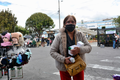 Servicio. María Teresa Ramírez salió de una cita y recibió su medicina.
