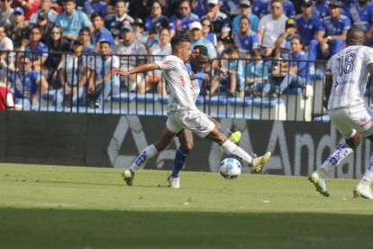 Los eléctricos no pudieron vencer al equipo cetáceo.