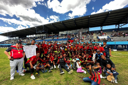Los jugadores de AV25 y su celebración tras coronarse campeones del ascenso de Pichincha.