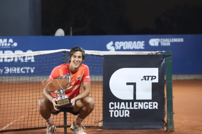 El tenista tricolor Álvaro Guillén (c) y su felicidad al posar con el trofeo que ganó en el ATP Challenger de Lima.