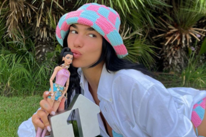 Dua Lipa junto a la Barbie obsequiada por Mattel.