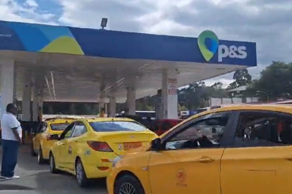 Largas filas en gasolineras de Cuenca