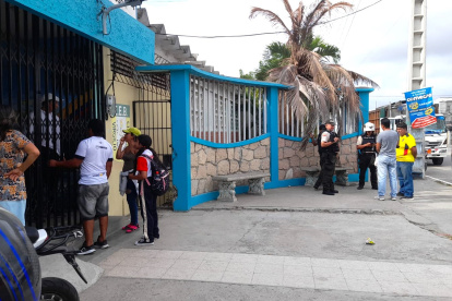 La policía acudió al sitio tras la alerta que se generó por el panfleto.