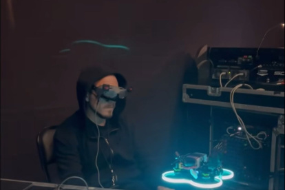 Maiko es el profesional encargado de pilotear el drone en los conciertos de Luis Miguel.