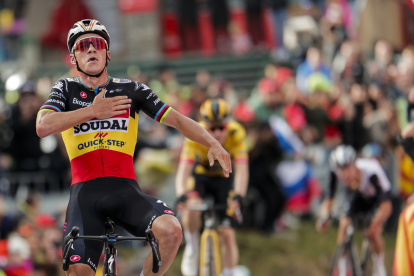 El ciclista belga Remco Evenepoel, del Soudal Quick Step se impone vencedor de la tercera etapa de La Vuelta disputada entre Suria y Arinsal (Andorra), de 158,5 km de recorrido.