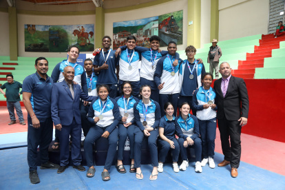 Los representantes por la pronvicia costeña posaron con sus medallas.