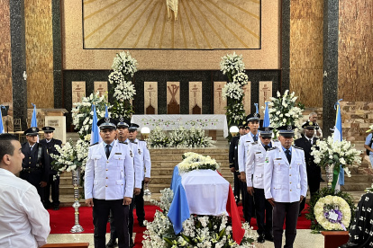 La bandera de Machala arropa el cofre de Carlos Falquez Batallas.