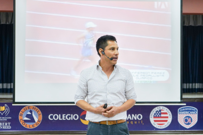 El campeón olímpico se dedica en gran parte de su tiempo a realizar conferencias motivadoras a estudiantes de colegios.