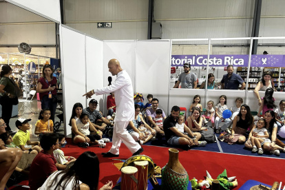 Evento. Un grupo de niños se deleita con una de las actividades que se desarrollan de forma paralela al encuentro de editoriales y autores.