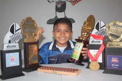 José Manuel Reyes Villafuerte muestra con orgullo las medallas y trofeos que ha ganado en las diferentes competencias nacionales e internacionales de matemáticas.
