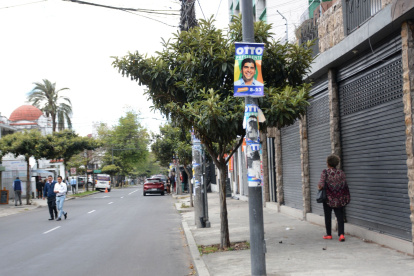 Norte. En La Mariscal se ve la publicidad a medio limpiar de Otto Sonnenholzner, excandidato a la Presidencia.