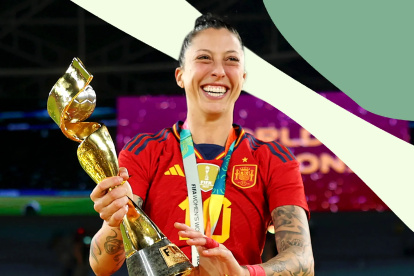 Jenni Hermoso con el trofeo de campeonas del mundo que ganó con España.
