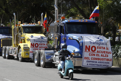 Camiones parqueados durante una protesta contra el alza del precio de la gasolina en Bogotá (Colombia).