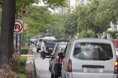 Semaforización. Pese a que los semáforos están, es casi un desafío poder divisarlos. Los arbustos obstaculizan la vista de los conductores.