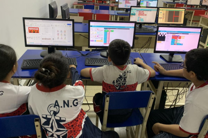 Pequeños estudiantes de la Academia Naval Guayaquil en medio del diseño de su aplicación que ayudará a personas sordomudas.