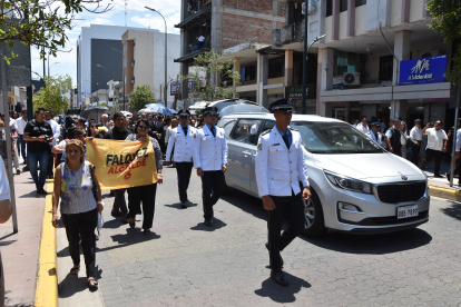 El ataúd recorrió las principales obras que realizó en el centro de Machala, como las Av.25 de Junio, Rocafuerte y el paso a desnivel.