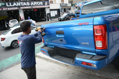 Las letras, logos e insignias de los carros pueden asegurarse con remaches.