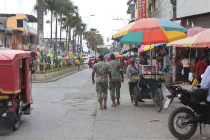 Medida. Desde mayo de 2021 a marzo de 2023, en Ecuador se han declarado  21 estados de excepción, la mayoría por la inseguridad. En la foto, militares en el centro de Salitre