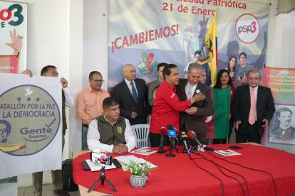 Firma. Momento en que se suscribió la alianza entre Gente Buena y el Partido Sociedad Patriótica.