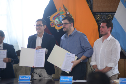 Firma. Representantes de la Empresa Pública Municipal para la Gestión de Riesgos y Control de Seguridad de Guayaquil - Segura EP y del Servicio Integrado de Seguridad ECU911 firmaron la renovación del convenio interinstitucional.