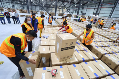 El regreso a la modalidad presencial en el exterior implica coordinar la logística de envío de papeletas.