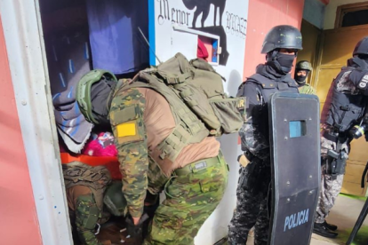 Los uniformados revisan celda por celda en la acción en la que se han desplegado aproximadamente 2.200 efectivos