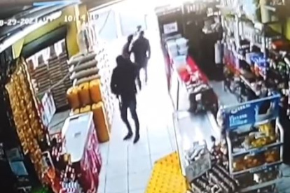 Sujetos ingresaron a robar a una tienda y secuestraron a un joven