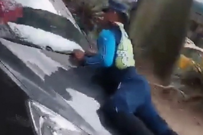 En el video queda registrado el instante en el que el agente era llevado sobre el capó.