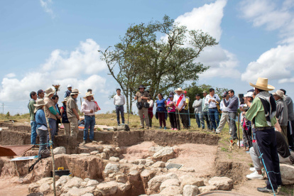 Campo. Un grupo de visitantes observa los trabajos que se ejecutan en el sitio arqueológico en Cajamarca (Perú).