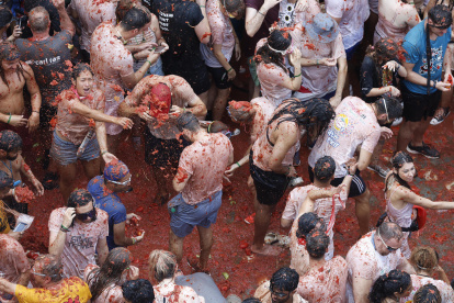 Buñol, en Valencia, volvió un año más a teñirse de rojo con los 120.000 kilos de tomates.