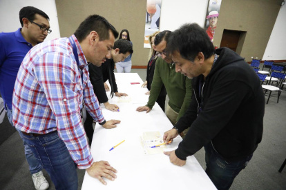 CNE junto a delegados de los movimientos políticos verificando la papeleta electoral