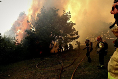Combate. Los miembros del Cuerpo de Bomberos han tenido que controlar cerca de 300 incendios solo en agosto.