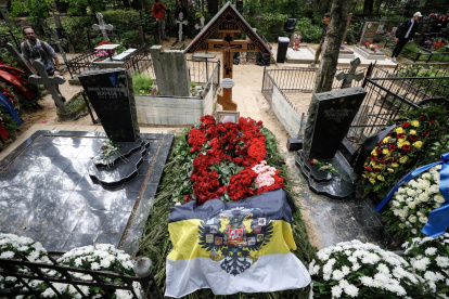 La tumba del jefe de Wagner, Yevgueni Prigozhin, en el cementerio de Porokhov en San Petersburgo.