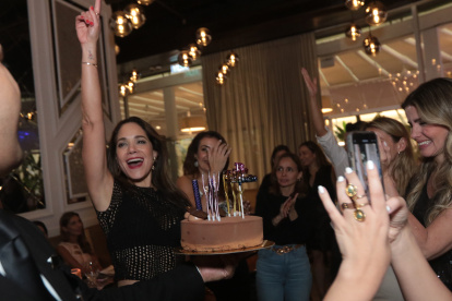 La torta fue una sorpresa de sus grandes amigas Bimbi Hernández y Gaby Vásquez.