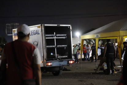 Durán. Elementos policiales recogen evidencias la noche del martes 29 de agosto de 2023, en uno de los lugares donde hubo tiroteos.