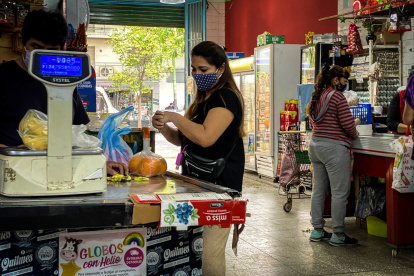 Negocio.- Una mujer asiste a un supermercado para comprar alimentos en Buenos Aires (Argentina, en una fotografía de archivo.. EFE/Juan Ignacio Roncoroni