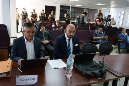 Mario Godoy (i), patrocinador judicial de Guillermo Churuchumbi en el recurso ante el Contencioso Electoral.