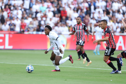 Jhojan Julio (i) fue clave en la victoria de Liga de Quito sobre Sao Paulo en el estadio Rodrigo Paz.