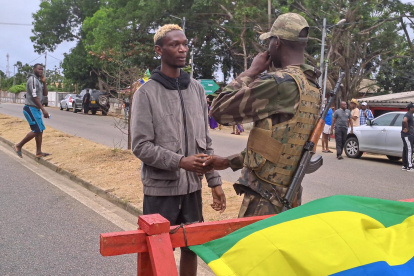 Centenares de personas salieron esta mañana a las calles de Libreville, la capital de Gabón, en apoyo de los militares.