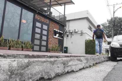 Policías llegaron al sitio para investigar el caso, que ocurrió la madrugada de este jueves.