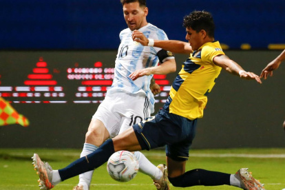 La selección de Argentina (celeste) recibirá a su similar de Ecuador, en el arranque de las eliminatorias al Mundial de 2026.