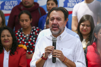 Fotografía de archivo en la que se registró al alcalde de Quito, Pabel Muñoz, quien explico que existen dos focos de conflagración en los que trabajan un total de 120 bomberos con medio centenar de vehículos desplegados.