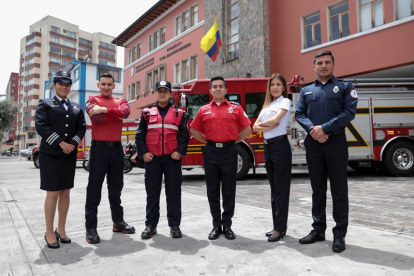 El Cuerpo de Bomberos de Quito busca profesionales en psicología clínica y tecnología en emergencias médicas.