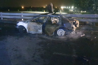 De manera simultánea explotaron dos vehículos en la provincia de El Oro.