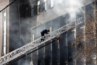 El incendio se registró en un edificio del distrito Marshalltown, en Johannesburgo.