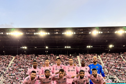 Arroyo (arriba a la derecha) arrancó de titular ante el Nashville.