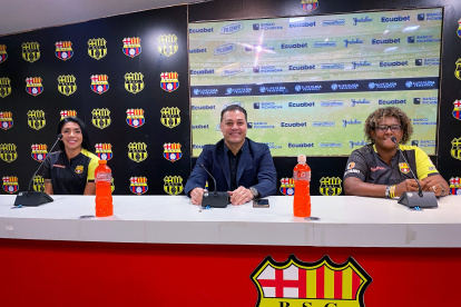 Madelen Riera (i), Carlos Alfaro Moreno y Wendy Villón, en la previa de la final.