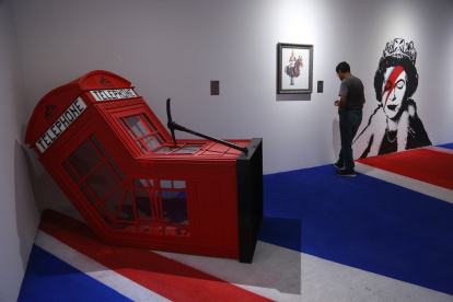 Visitantes observan obras del artista británico Banksy durante la exposición "El Arte de Banksy: sin límites", hoy en la ciudad de Guadalajara (México)